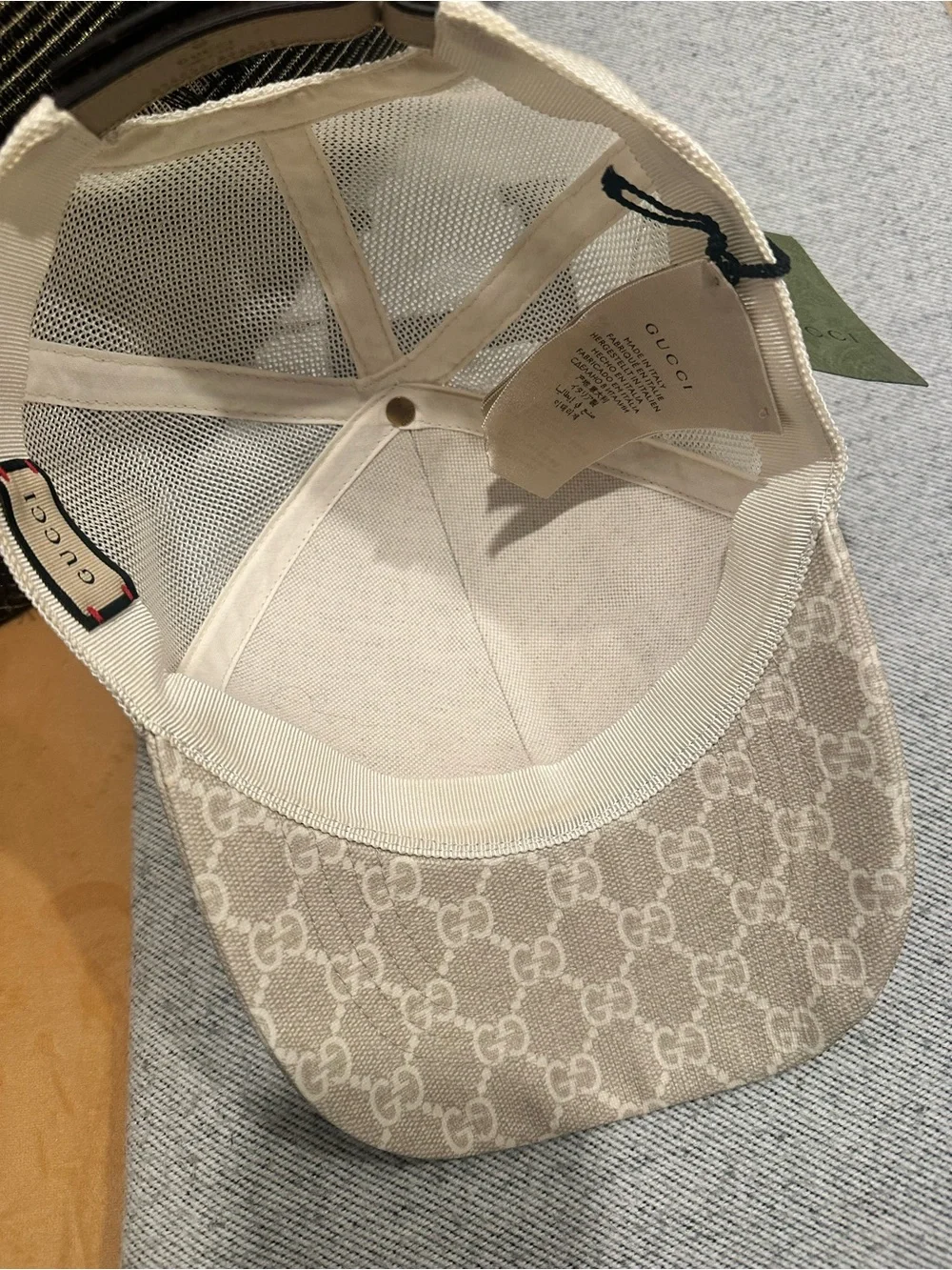 Gucci signature gg